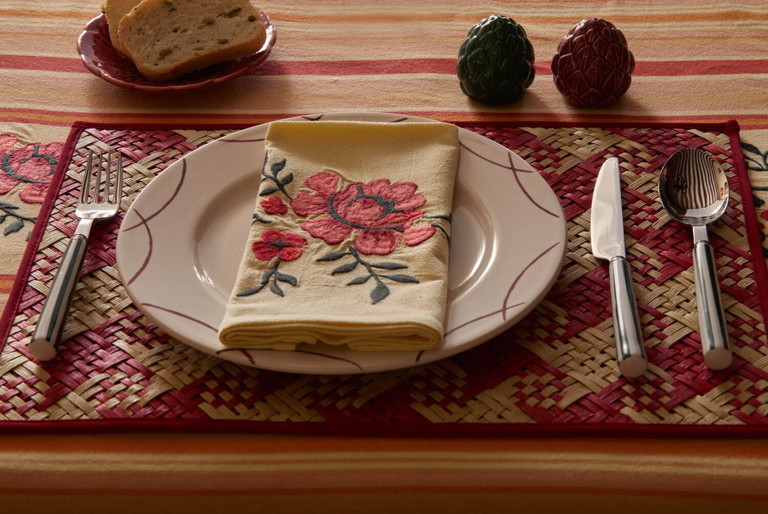 ZARA HOME“海外の風景”着想のテーブルウェア、花を描いた食器やキャベツ型プレートなど｜写真4