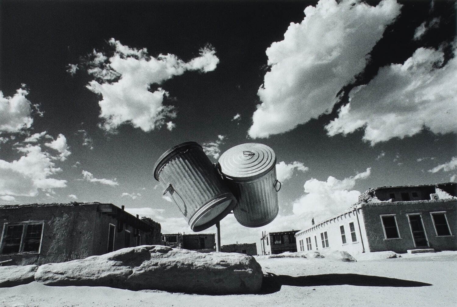 奈良原一高 《二つのゴミ罐─ニュー・メキシコ、1972》 「消滅した時間」より 1972年
©Ikko Narahara Archives