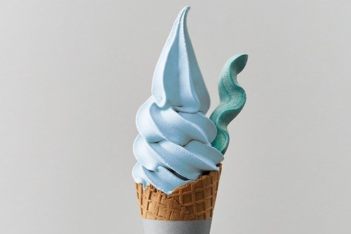 「アンドアールグレイ」名物・青いソフト&“食べるミルクティー”濃厚ソフト、長崎浜屋に初出品