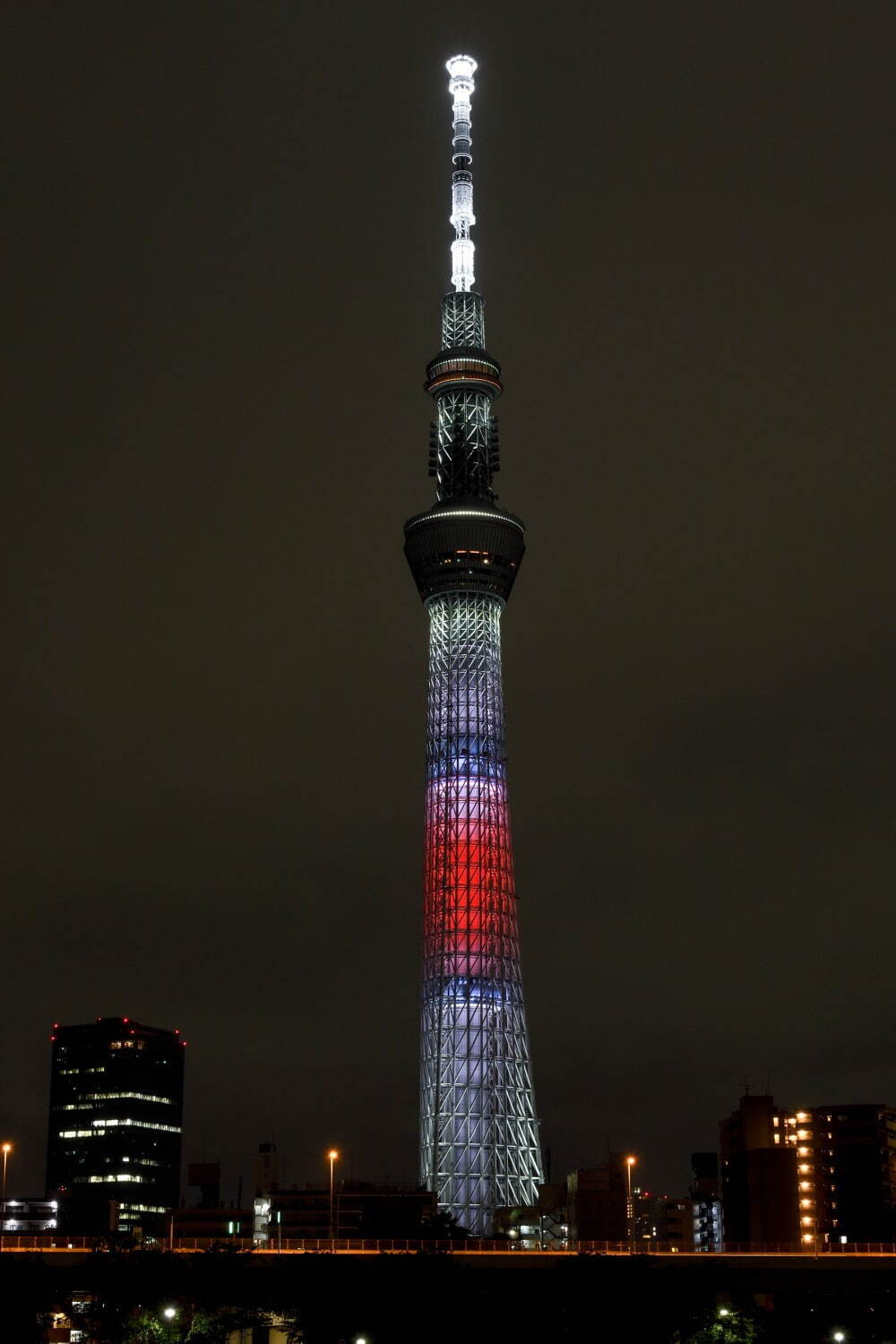 日本国旗をイメージした特別ライティング
(C)TOKYO-SKYTREE
