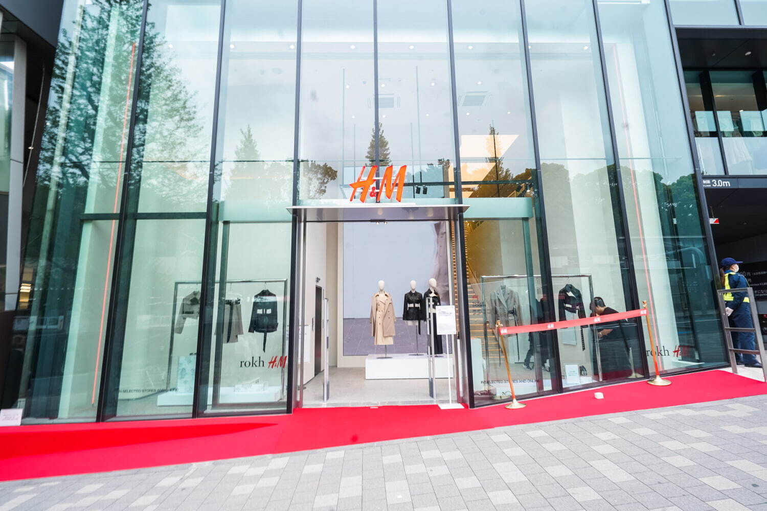 「H&amp;M 原宿店」がオープン 、“日本初”レディース特化の品揃えで
