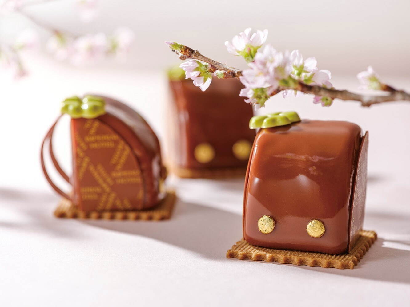 帝国ホテル 東京24年春スイーツ、“ランドセル”型チョコレートケーキ＆ミモザの花着想の柑橘ケーキ｜写真1