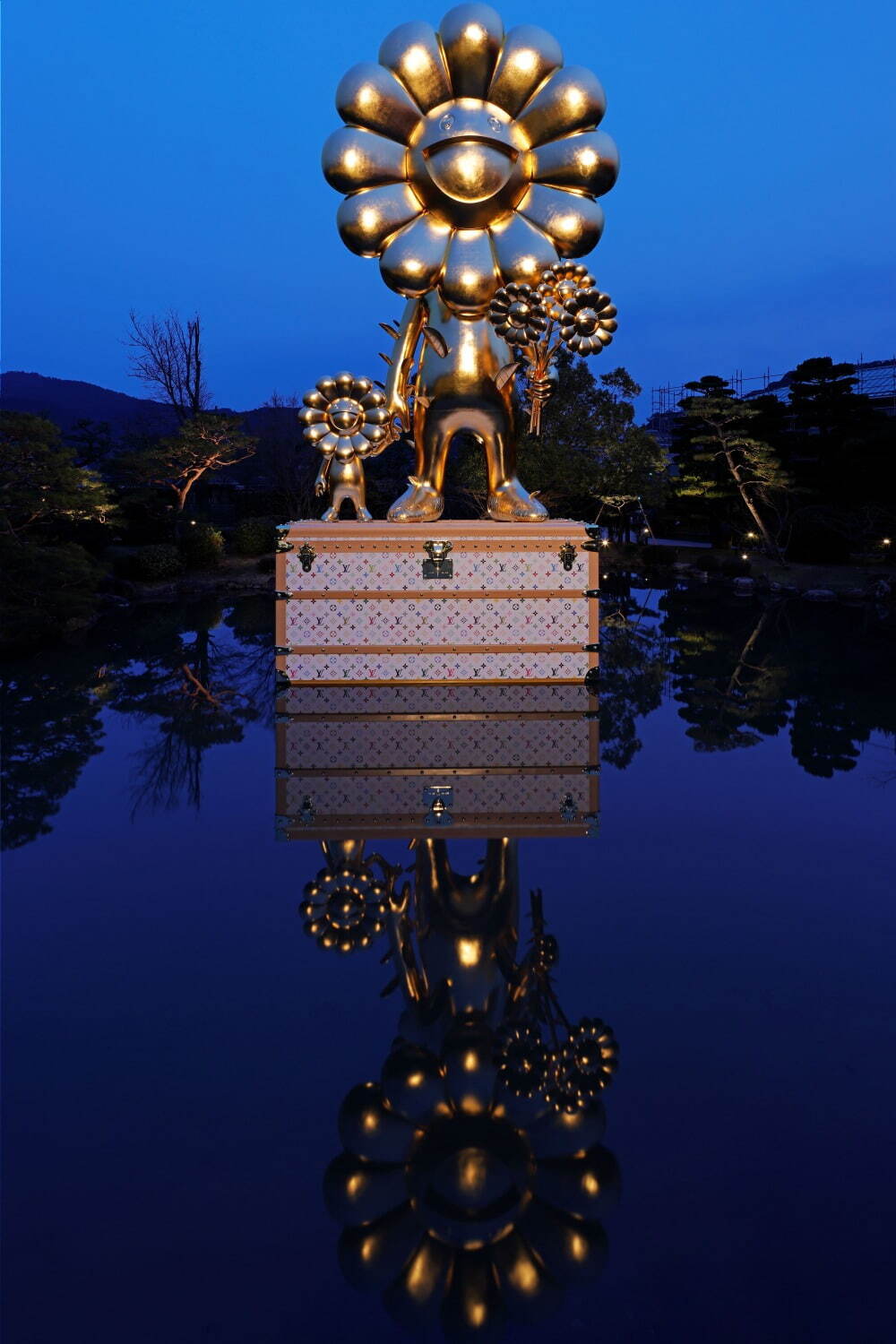 ルイ・ヴィトン×村上隆の高さ約13mの巨大彫刻《お花の親子》、京都市京セラ美術館の日本庭園に｜写真2
