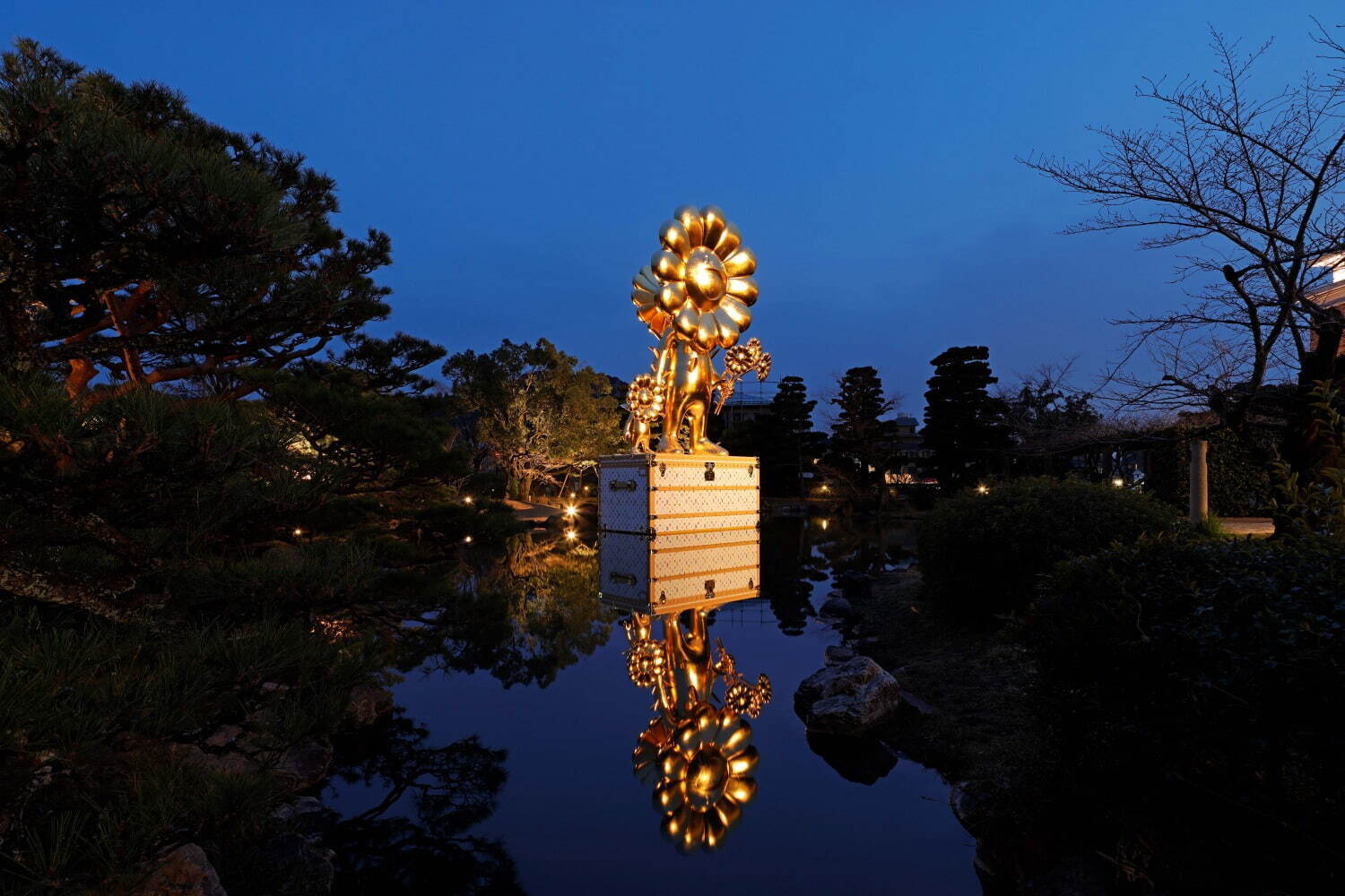 ルイ・ヴィトン×村上隆の高さ約13mの巨大彫刻《お花の親子》、京都市京セラ美術館の日本庭園に｜写真3