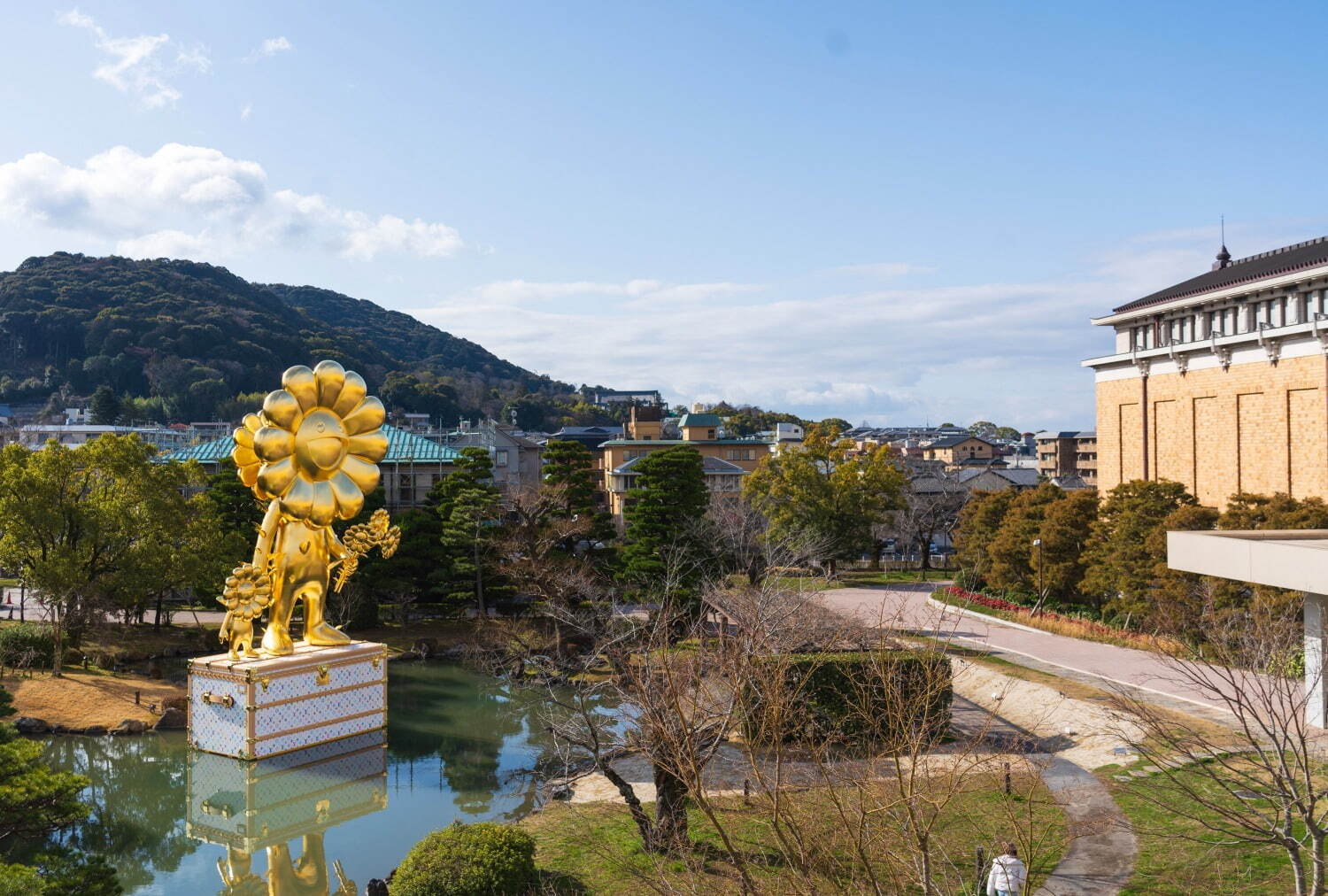 ルイ・ヴィトン×村上隆の高さ約13mの巨大彫刻《お花の親子》、京都市京セラ美術館の日本庭園に｜写真1