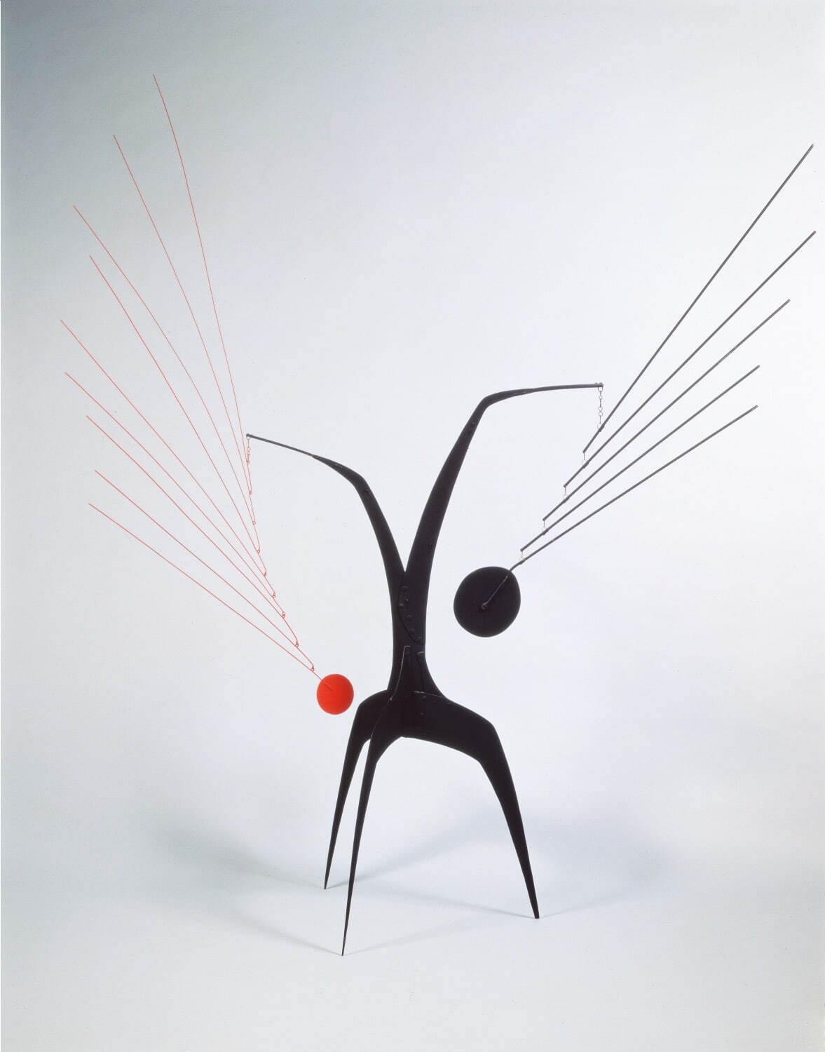 Alexander Calder, <i width="1177" height="1500">Un effet du japonais,</i> 1941
Sheet metal, wire, rod, and paint 203.2×203.2×121.9cm.