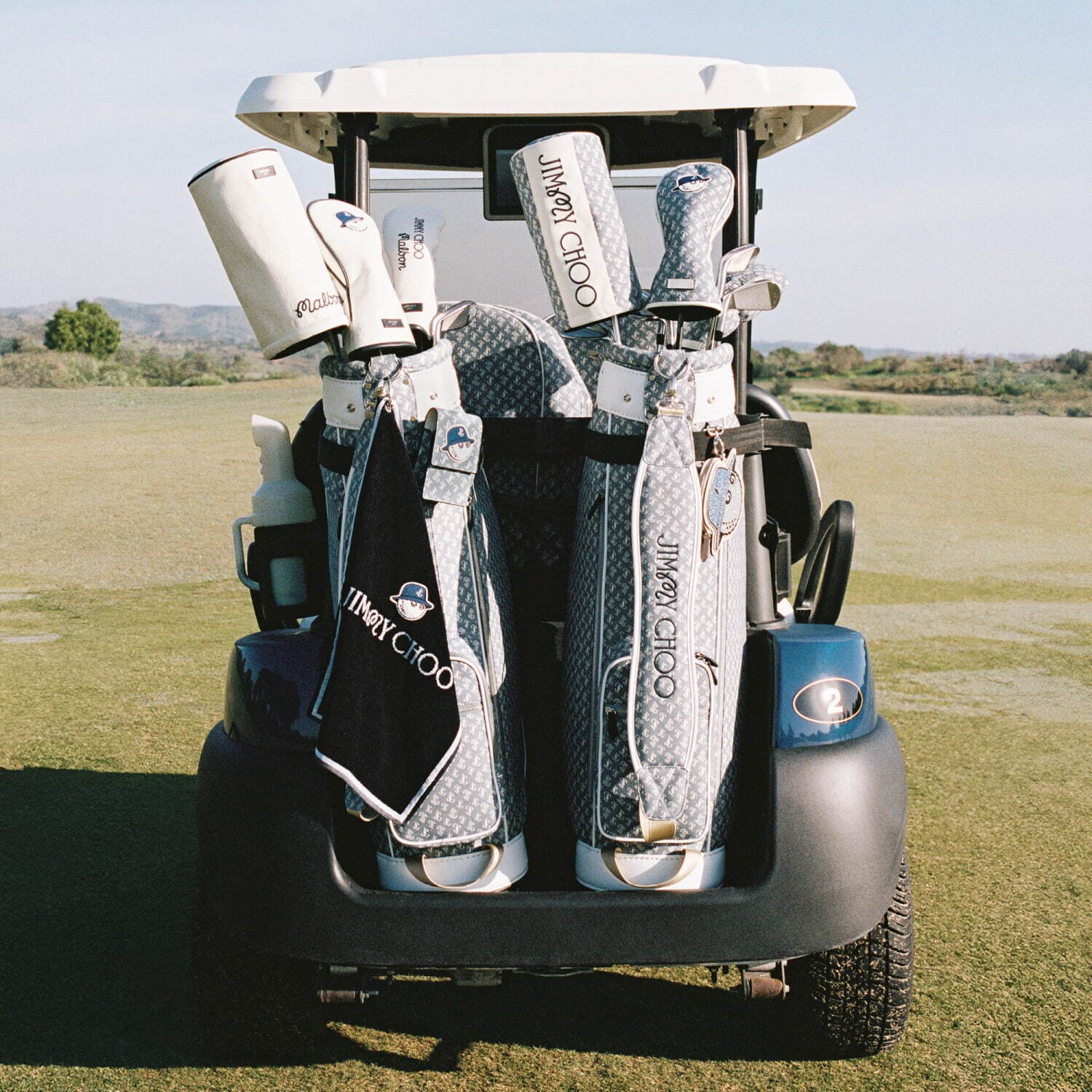 ジミー チュウ / マルボンゴルフ初コラボ、ダイアモンドソールのシューズやモノグラムのゴルフバッグ｜写真16