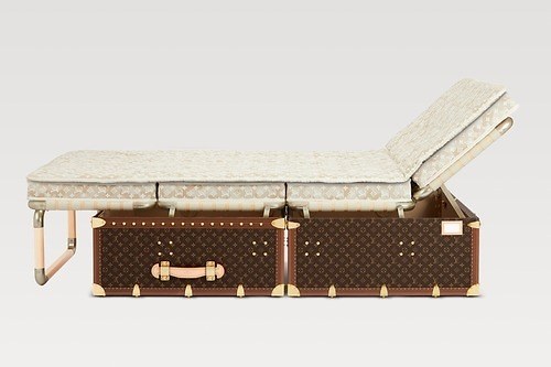 ルイ・ヴィトン“中を開くとベッドに変わる”「ベッド・トランク」モノグラム・キャンバス製