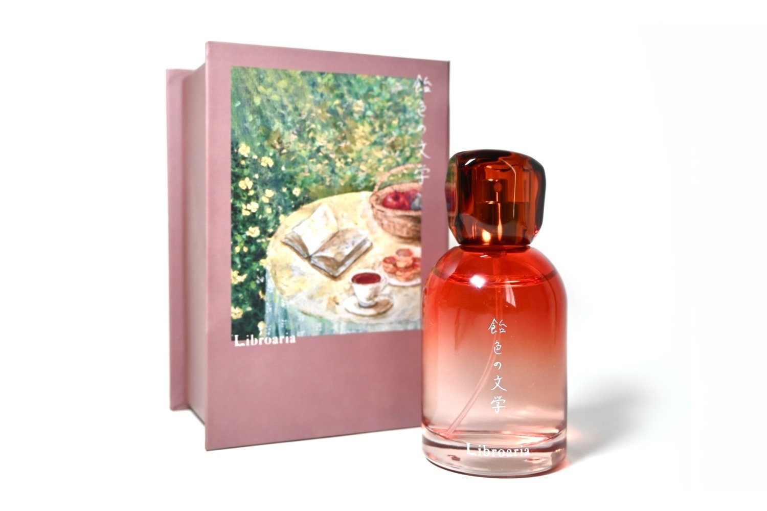 出版社生まれの香水「飴色の文学」庭園で紅茶を楽しむ“ティータイム”の香り、本型ボックス入り