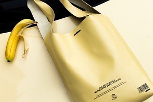 パリ発ブランド「ドメスティック」日本上陸、“レジ袋”着想レザートートやバスケット風かごバッグ