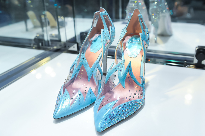 シンデレラの“ガラスの靴”をデザイン！ジミー・チュウほか8ブランドの特別なシューズコレクション｜写真20