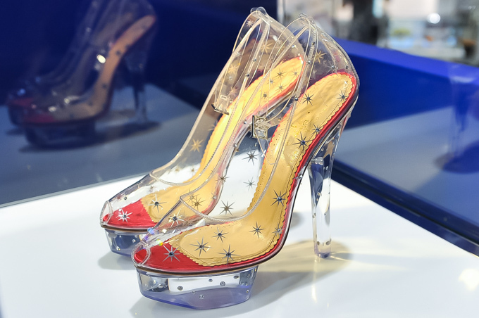 シンデレラの“ガラスの靴”をデザイン！ジミー・チュウほか8ブランドの特別なシューズコレクション｜写真24