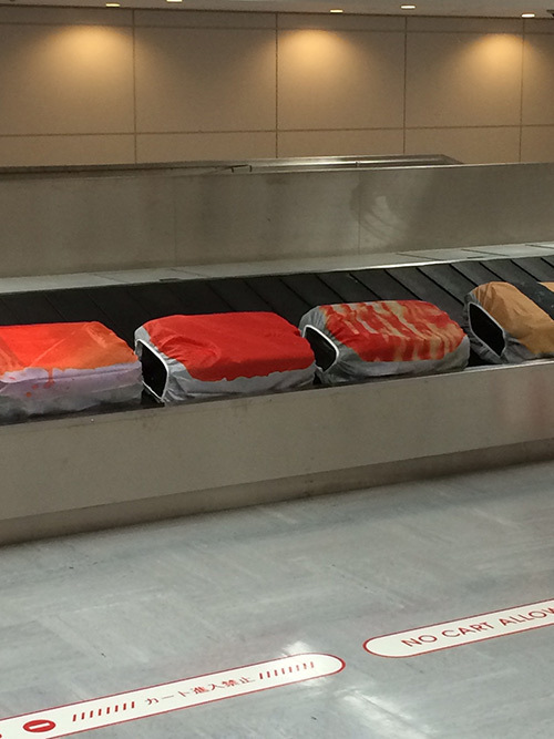 「寿司スーツケースカバー」発売 - たこ・いくら・さばのネタがトランクレーンを流れる姿が秀逸｜写真10