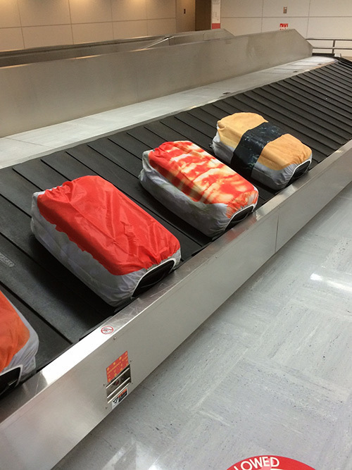 「寿司スーツケースカバー」発売 - たこ・いくら・さばのネタがトランクレーンを流れる姿が秀逸｜写真11