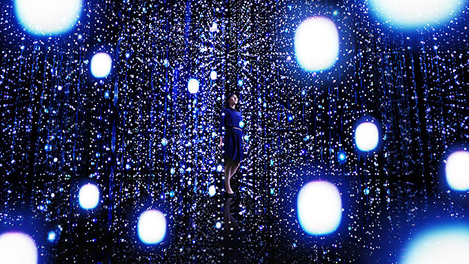 チームラボの個展が銀座で - 新作「クリスタルユニバース」は“宇宙の中を歩く”インタラクティブな作品｜写真1