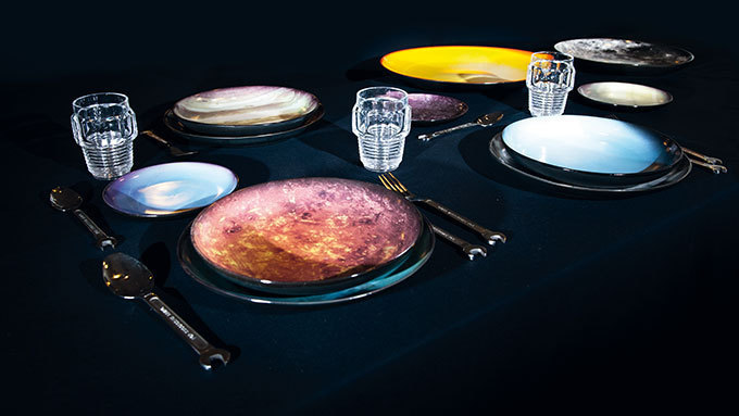ディーゼルから‟宇宙”をテーマにしたテーブルウェア - 月や火星のプレート、宇宙飛行士型の花瓶｜写真2