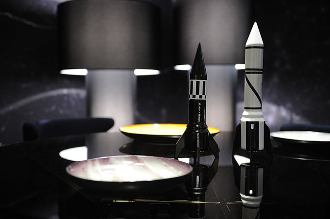ディーゼルから‟宇宙”をテーマにしたテーブルウェア - 月や火星のプレート、宇宙飛行士型の花瓶｜写真5