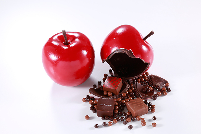 ジャン＝ポール・エヴァンの秋限定スイーツ、本物そっくりのリンゴの中にボンボンショコラを詰め込んで｜写真1