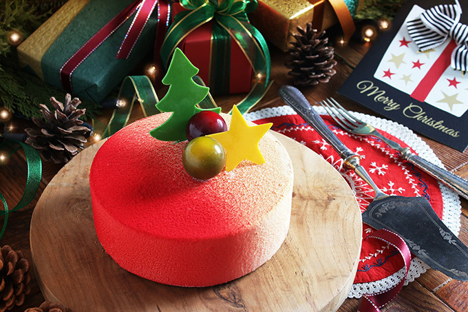 コンパーテスから日本初登場のクリスマスケーキ - ホワイトチョコムースを真っ赤に色付け｜写真2