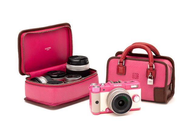 ロエベ×ペンタックス、コラボでデジタル一眼カメラやバッグを発売｜写真1