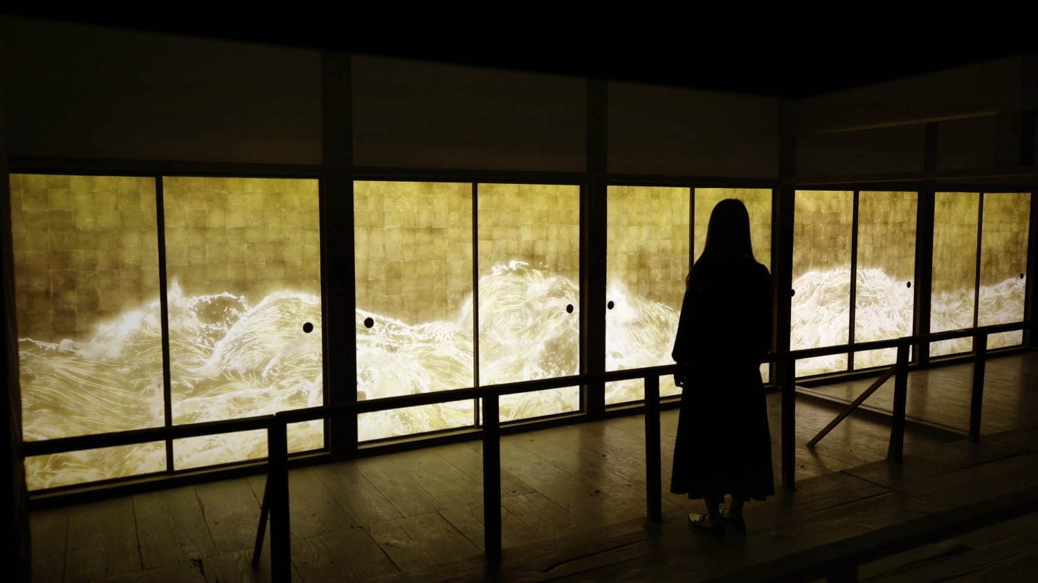 Waves of Light of Kochi Castle
teamLab, 2018, Digital Installation, Continuous Loop, Sound: Hideaki Takahashi
※展示期間: 2019年12月20日(金)～2020年1月13日(月)