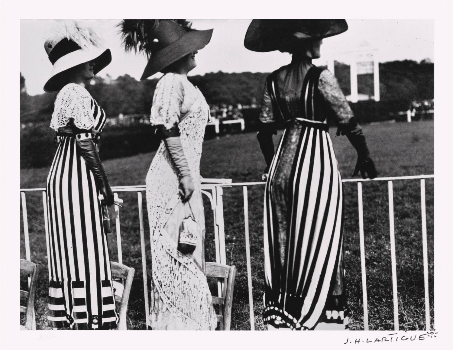 《ドラッグ競馬会の日、 オートゥイユ競馬場》
ジャック＝アンリ・ラルティーグ 1911年
