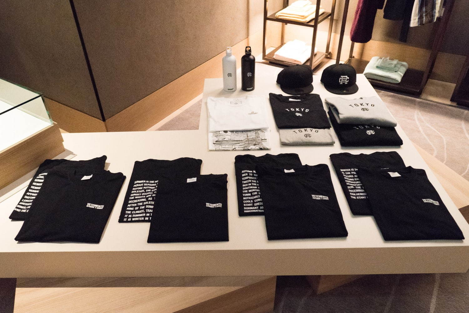 フォーシーズンズホテル東京大手町にアデライデの新ライフスタイルストア誕生、ヴェトモンの限定Tシャツも｜写真32