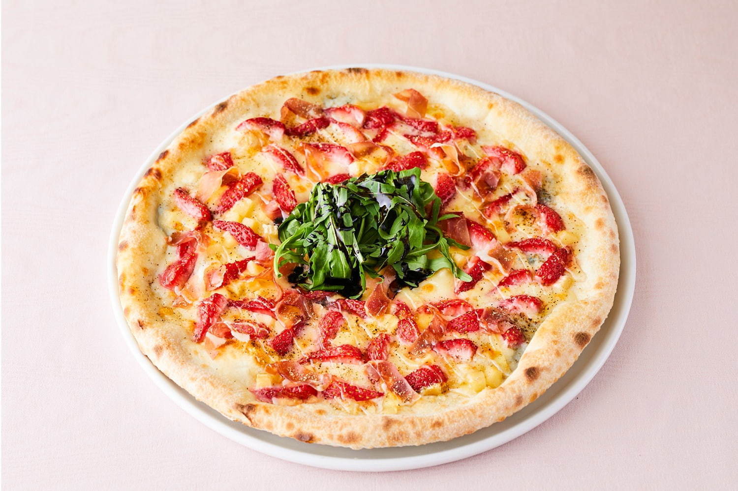 いちごと生ハムのピッツァ ルッコラ バルサミコ風味 2,600円＋税