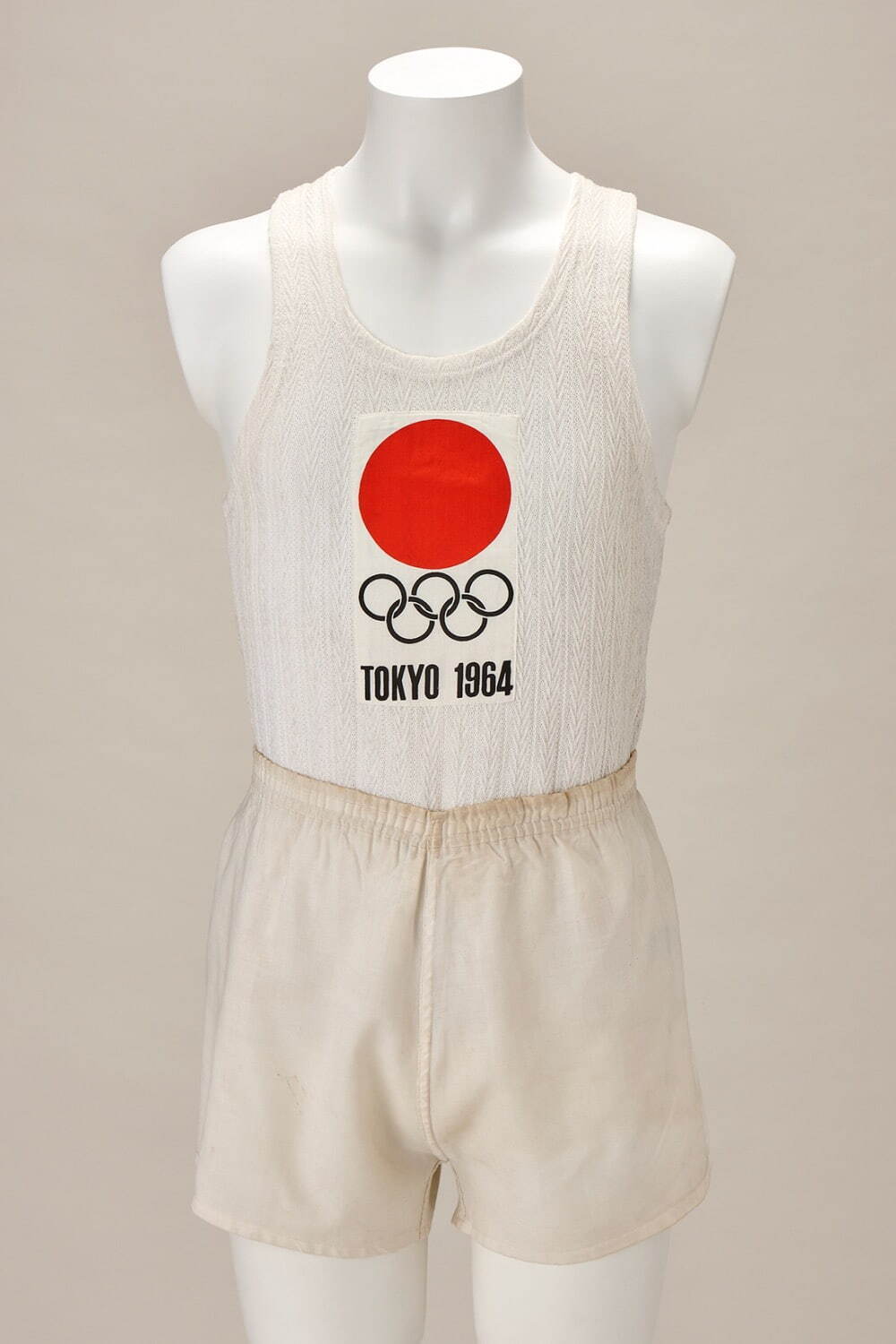 1964年東京大会 聖火ランナー用シャツ、パンツ(男性用)
昭和39年(1964) 秩父宮記念スポーツ博物館蔵