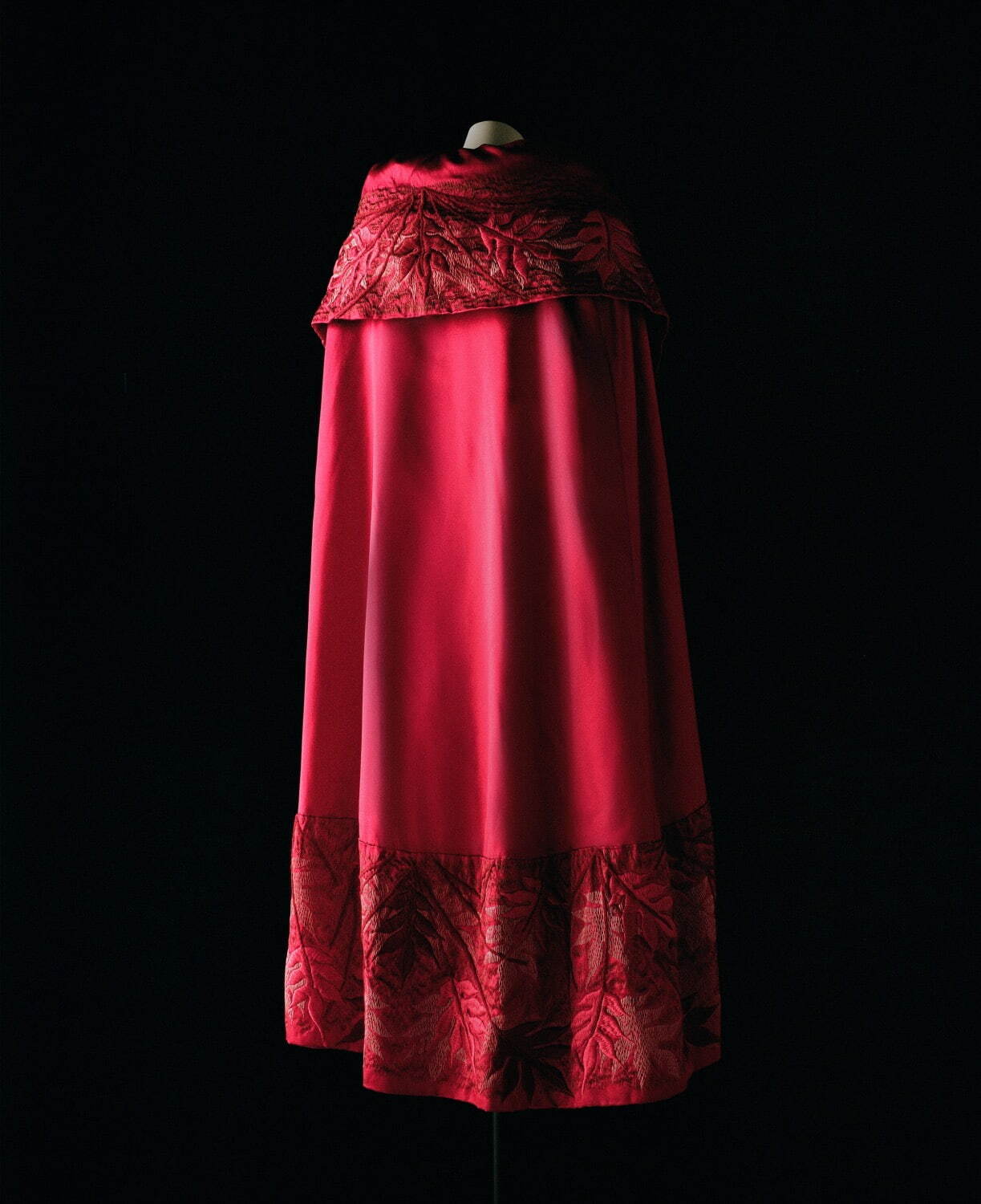 ガブリエル・シャネル ケープ
1923年 絹サテン、絹とウールのサテン・ステッチ パリ、パトリモアンヌ・シャネル
©Julien T. Hamon