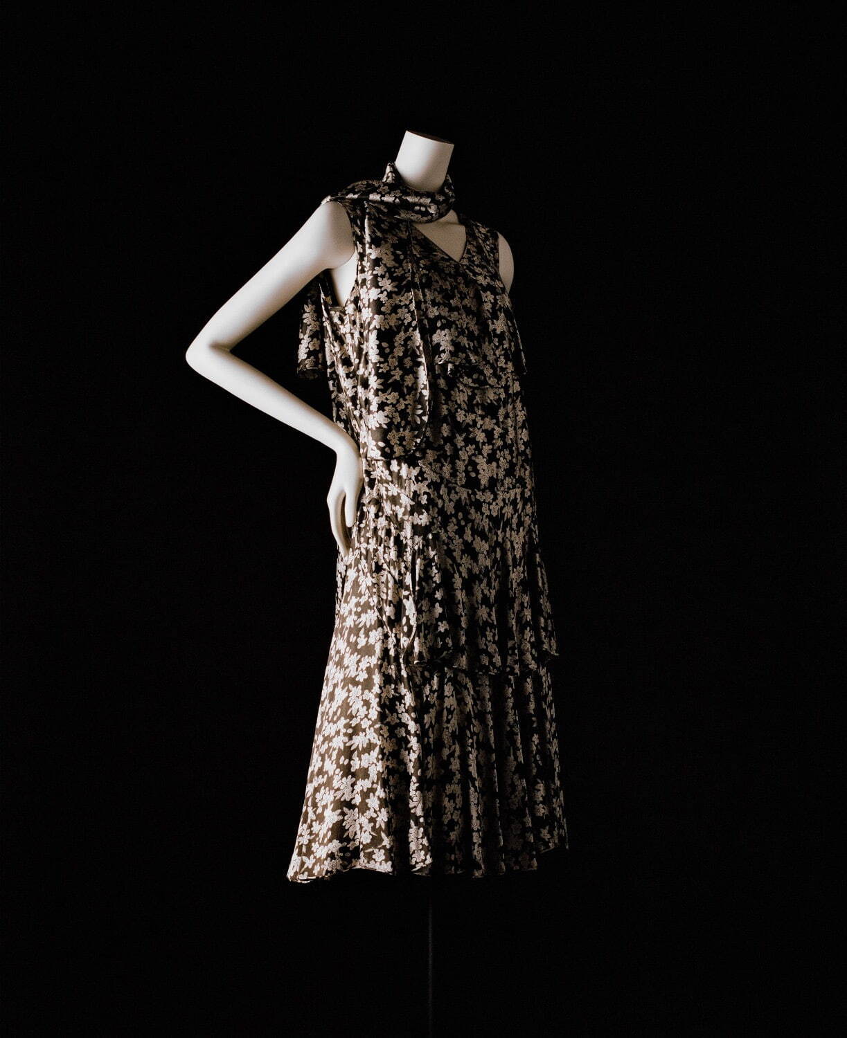 ガブリエル・シャネル ドレスとスカーフのアンサンブル
1930年頃 プリントのクレープ・デシン パリ、ガリエラ宮、ベルタン夫人より寄贈
©Julien T. Hamon