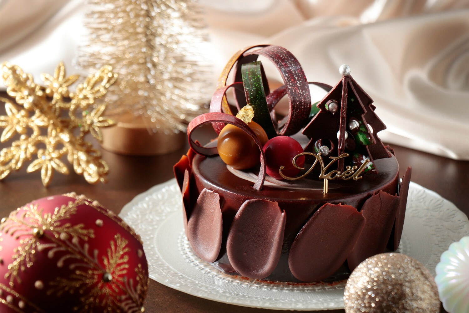 ベルアメールのクリスマスケーキ、ルビーチョコのブッシュ ド ノエルや“雪の結晶”を飾ったチョコケーキ｜写真6
