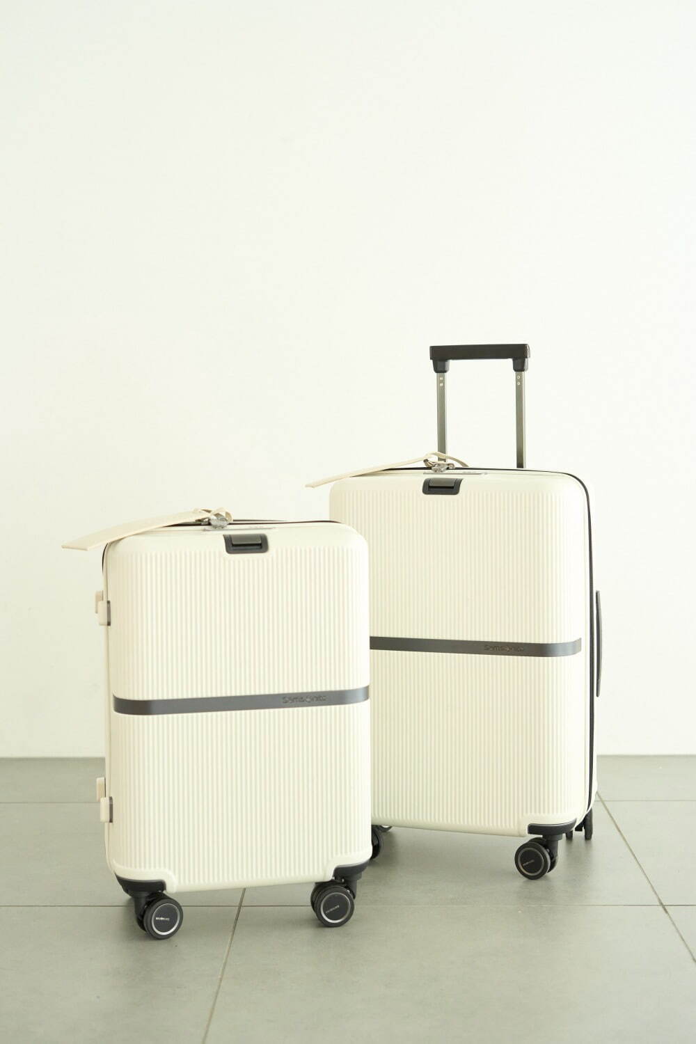 フレイ アイディー×サムソナイトのスーツケース、洗練モノトーンにジオメトリ柄内装｜写真1