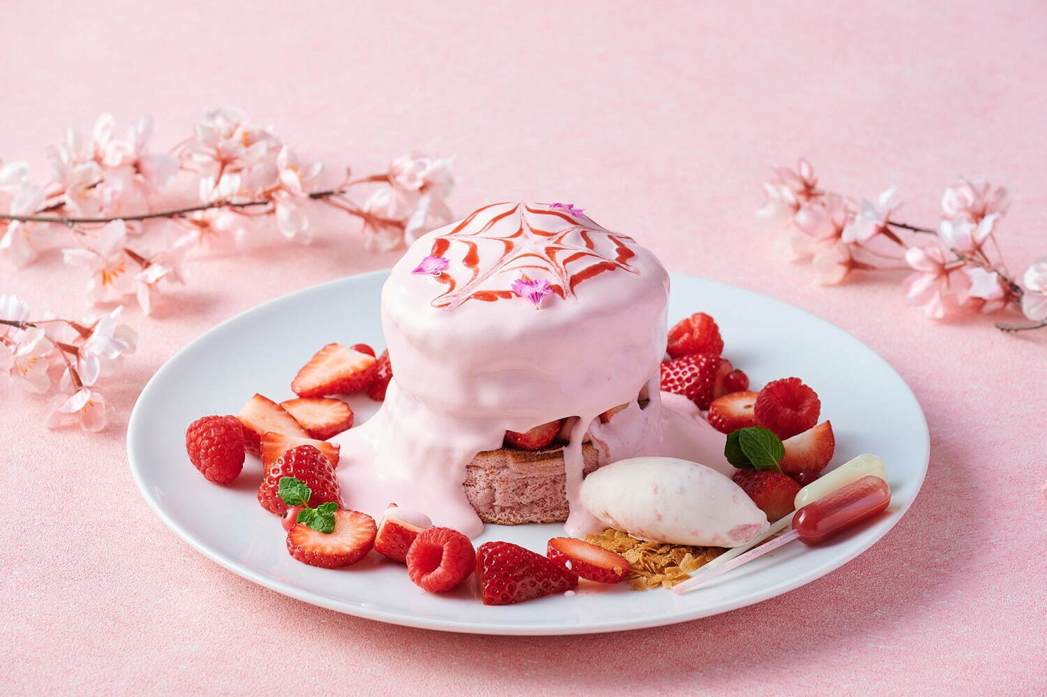 「桜と苺のスフレパンケーキ」2,640円、ドリンクセット 平日 3,190円／土日祝 3,520円