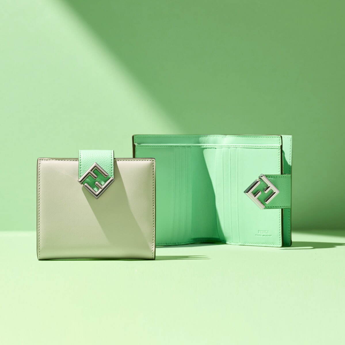 〈フェンディ〉“FF”ロゴが輝くグリーン×ホワイトの二つ折り財布
