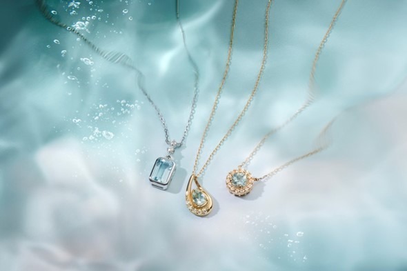 左から)K10WG Necklace / Topaz 35,200円
K18YG Necklace / Aquamarine / Diamond 57,200円
K10YG Necklace / Aquamarine / Topaz 37,400円