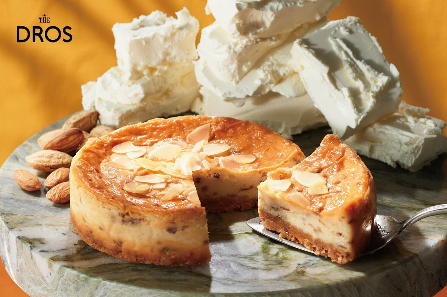 「ベイクドケーキ(クリームチーズ＆アーモンド)」1ホール 2,160円
※冷凍商品