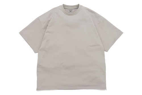 イズネス×グラフペーパー、“ベンチレーション”を配した天竺Tシャツ＆サテンのショートパンツ