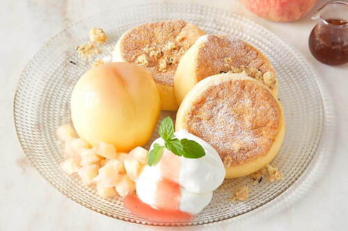 フリッパーズ「奇跡のパンケーキ まるごと白桃」桃ソース、レアチーズクリーム、白桃烏龍茶シロップと共に