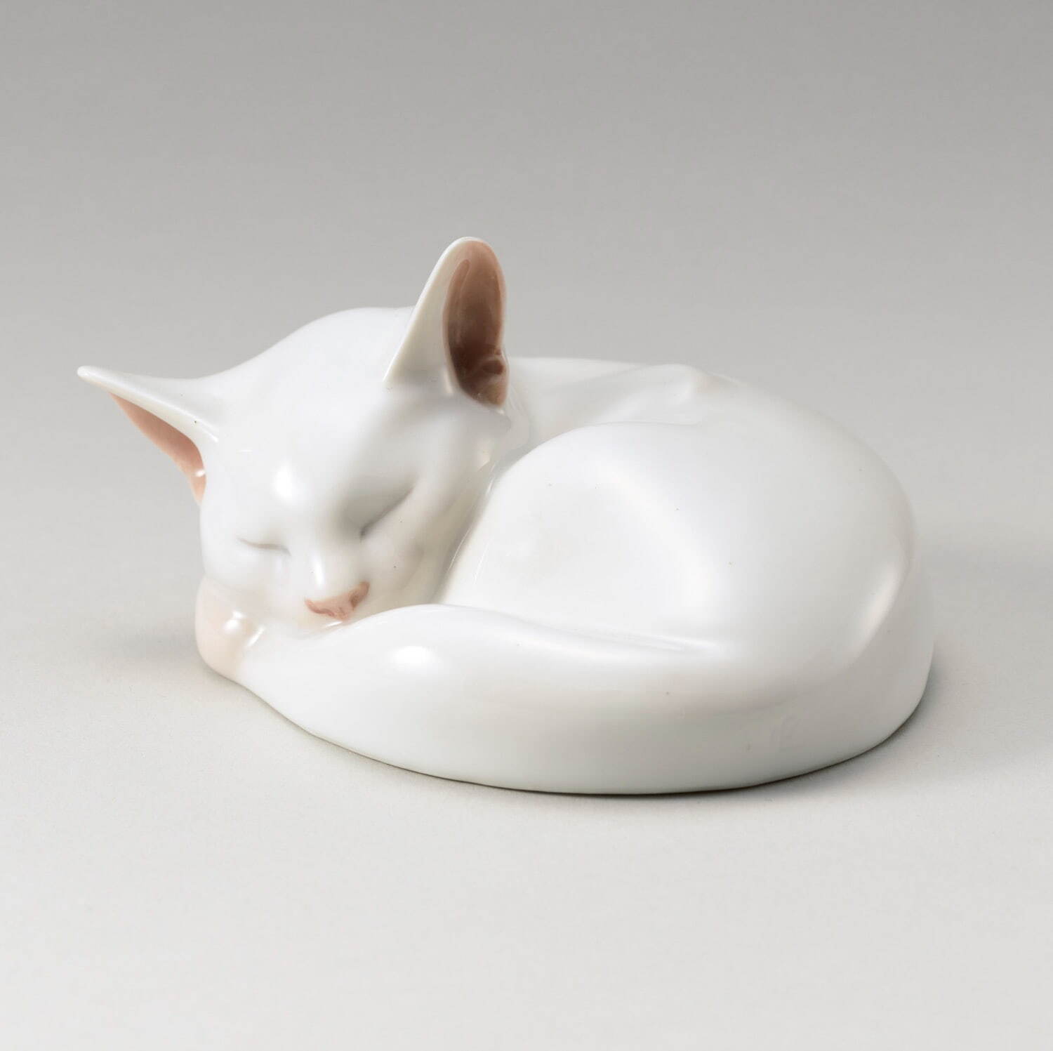 《眠り猫置物》 1902-22年 原型：エリック・ニールセン
ロイヤル コペンハーゲン 塩川コレクション