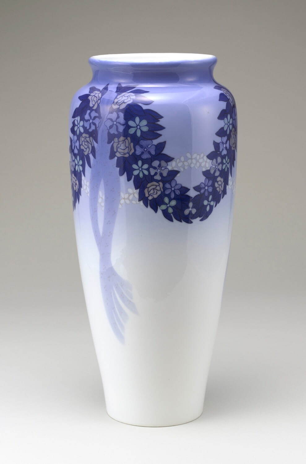 《花飾文花瓶》 1910年 ヤニ ー・ソフィー・メイヤーによるユニカ
ロイヤル コペンハーゲン 塩川コレクション
