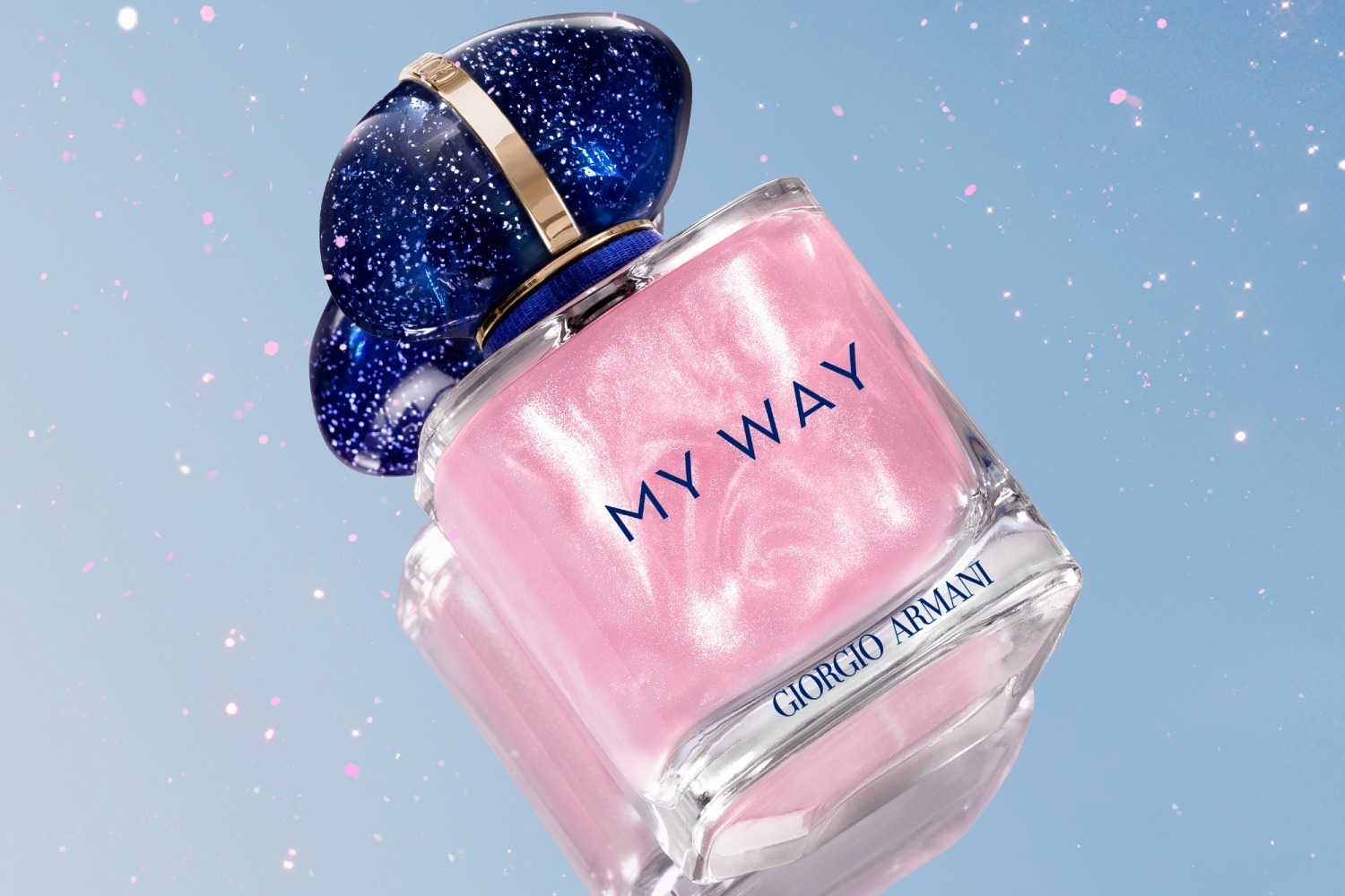 アルマーニ ビューティ、人気香水「マイウェイ」が“パール輝く”ピンクグリッターに