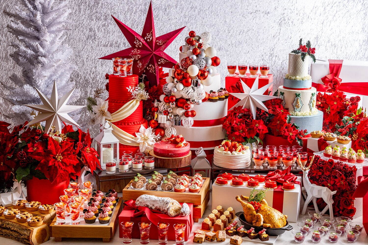 コンラッド東京のクリスマススイーツビュッフェ、赤と白が映えるサンタムースやケーキ｜写真1
