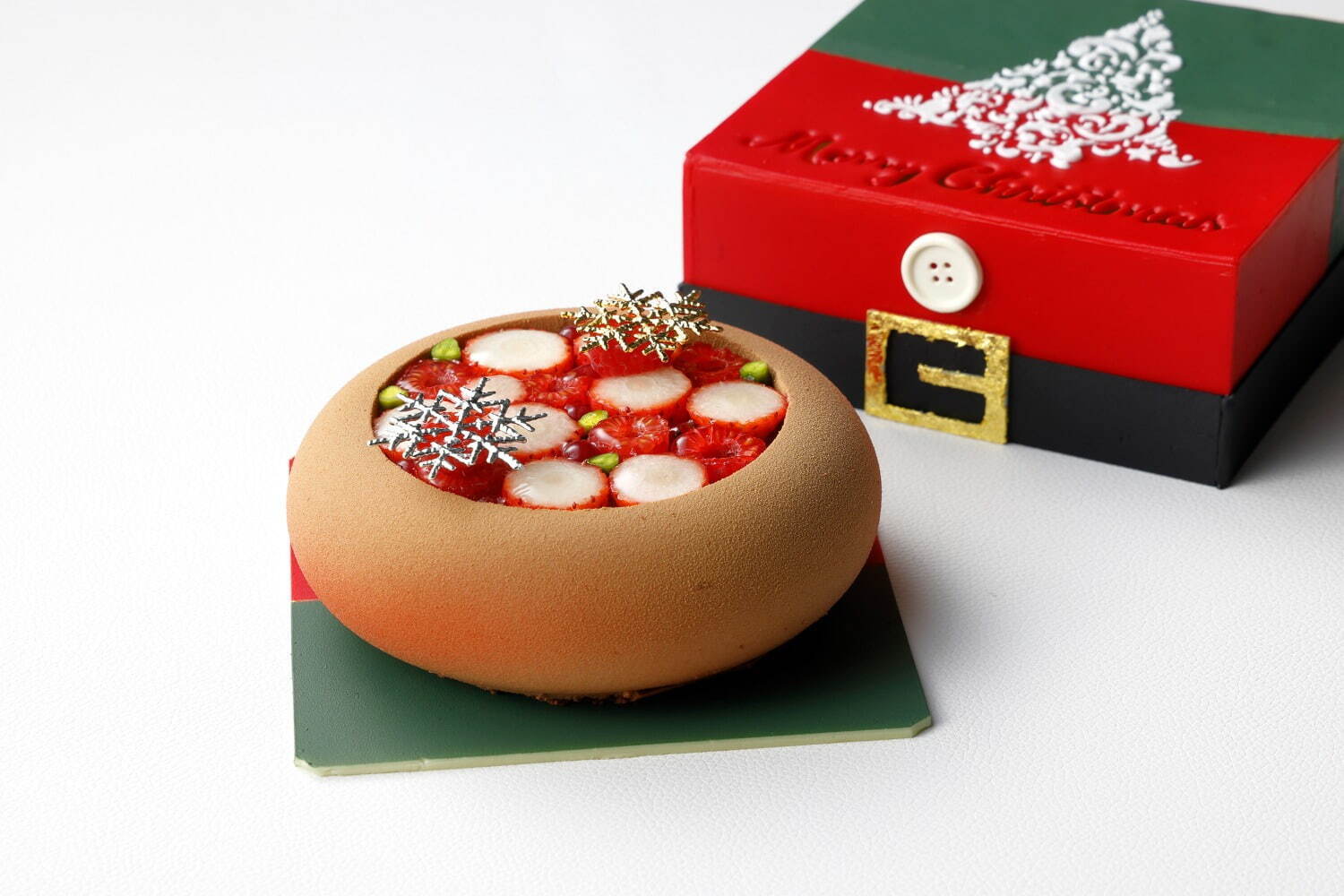 大阪マリオット都ホテルの23年クリスマス、“プレゼントボックス”型チョコに入ったムースケーキなど｜写真3