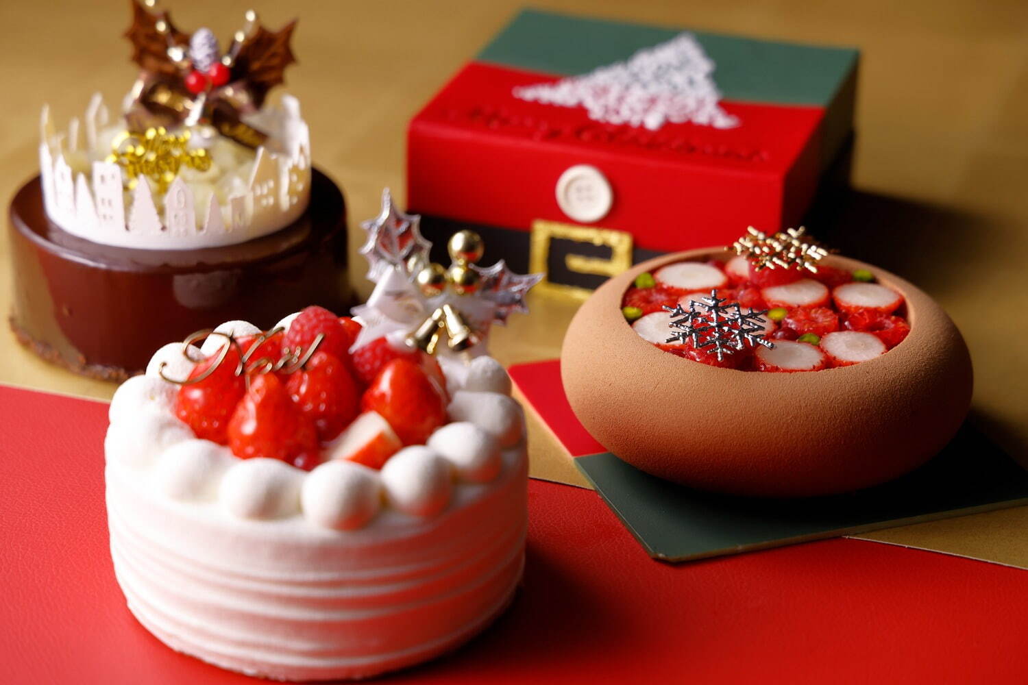 大阪マリオット都ホテルの23年クリスマス、“プレゼントボックス”型チョコに入ったムースケーキなど｜写真1