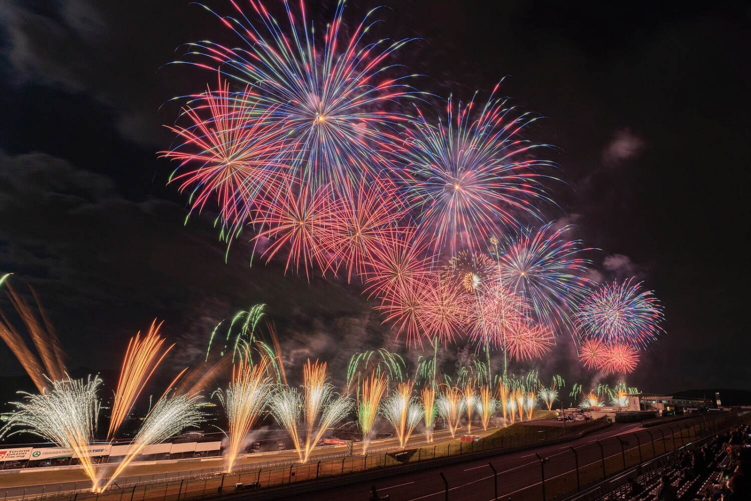 富士スピードウェイで「富士山花火」約8,000発の花火とモータースポーツを組み合わせた花火大会｜写真2
