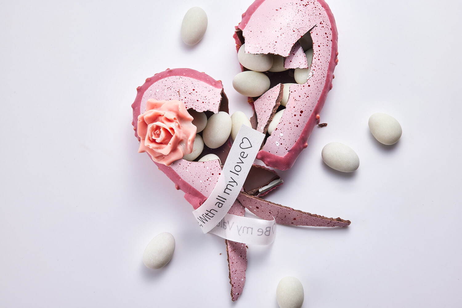 パーク ハイアット 東京の24年バレンタイン、ラズベリー香る深紅の“ハート”ケーキやショコラアソート｜写真10