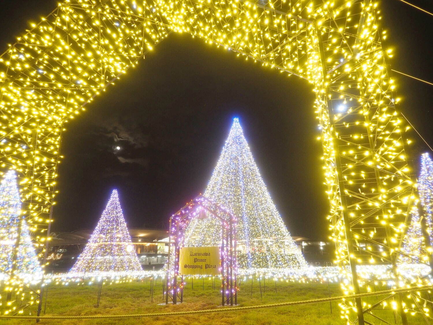 「軽井沢 クリスマスマーケット 2023」グルメ＆雑貨30店舗が集結、水面に映るイルミネーションも｜写真1