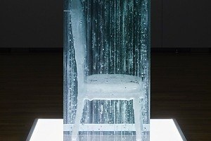 現代美術の“椅子の表現”に着目する展覧会、埼玉県立近代美術館で - 草間彌生や宮永愛子など約70点