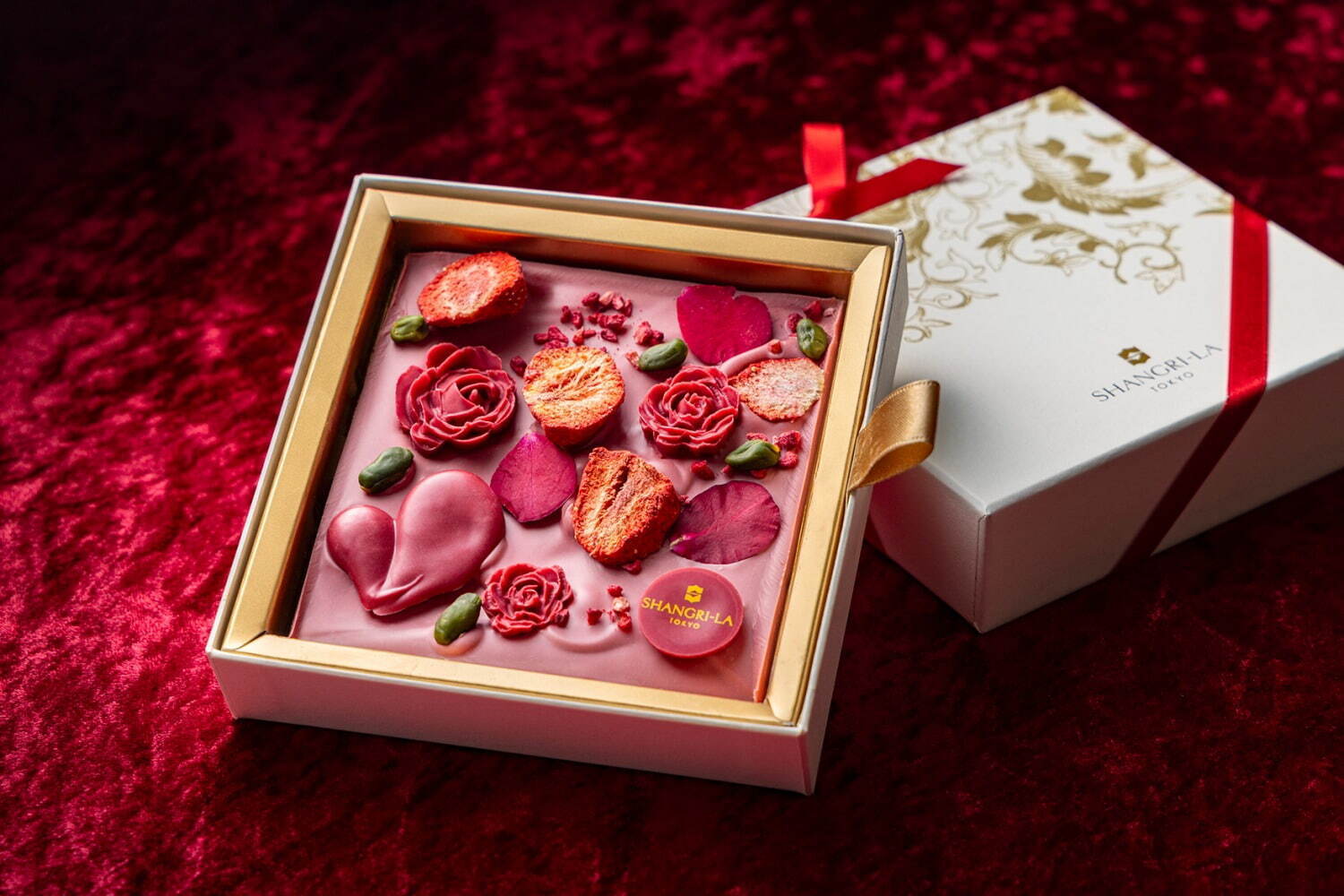 シャングリ・ラ 東京24年バレンタイン、トロピカルカラーの“食べられるカカオポッド”2種のチョコ入り｜写真2